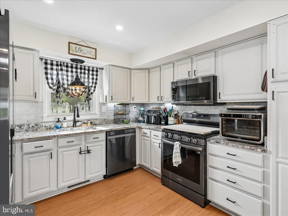 7704 HURON DRIVE Gainesville, VA 20155