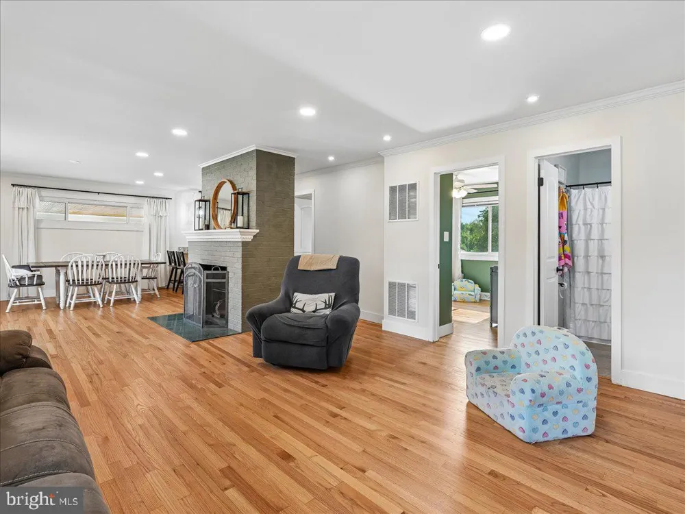 7704 HURON DRIVE Gainesville, VA 20155