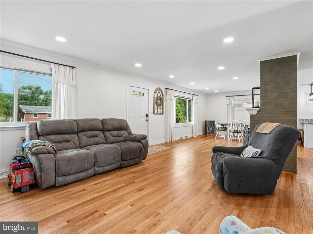7704 HURON DRIVE Gainesville, VA 20155