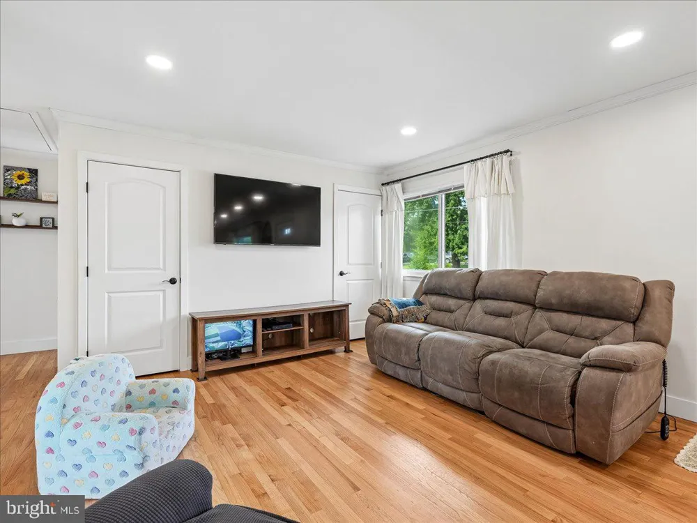 7704 HURON DRIVE Gainesville, VA 20155