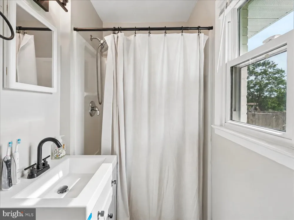 7704 HURON DRIVE Gainesville, VA 20155