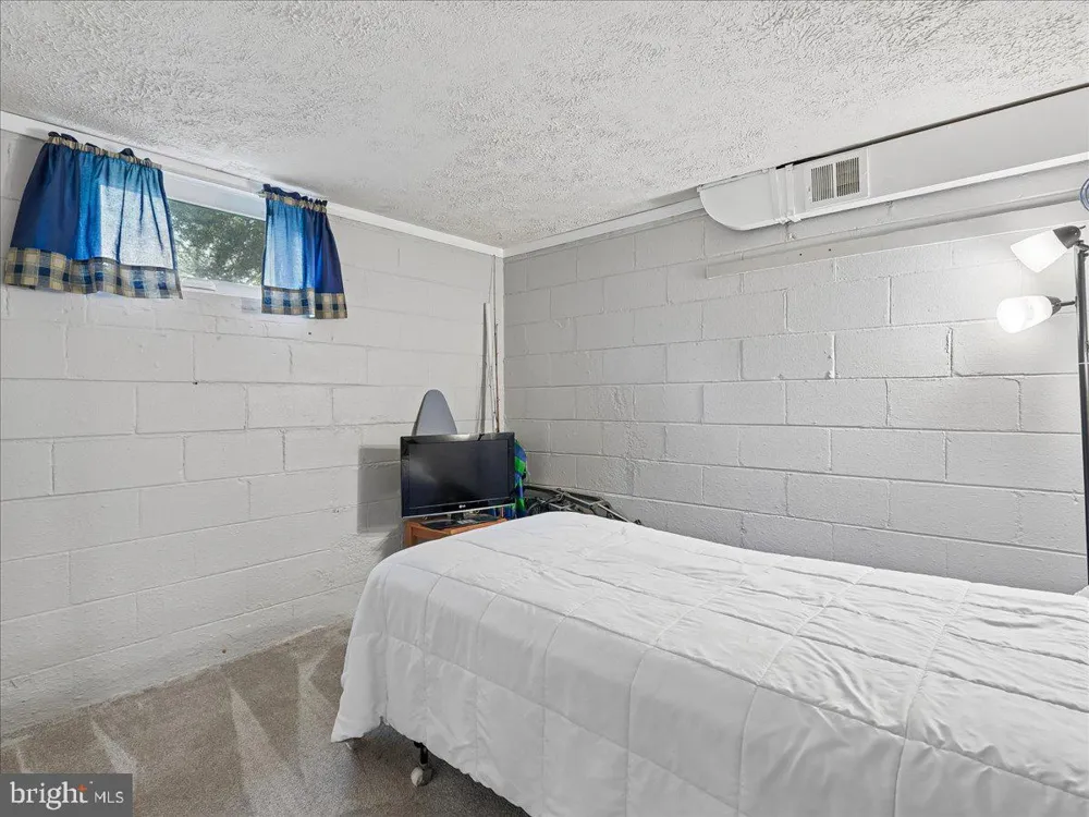 7704 HURON DRIVE Gainesville, VA 20155