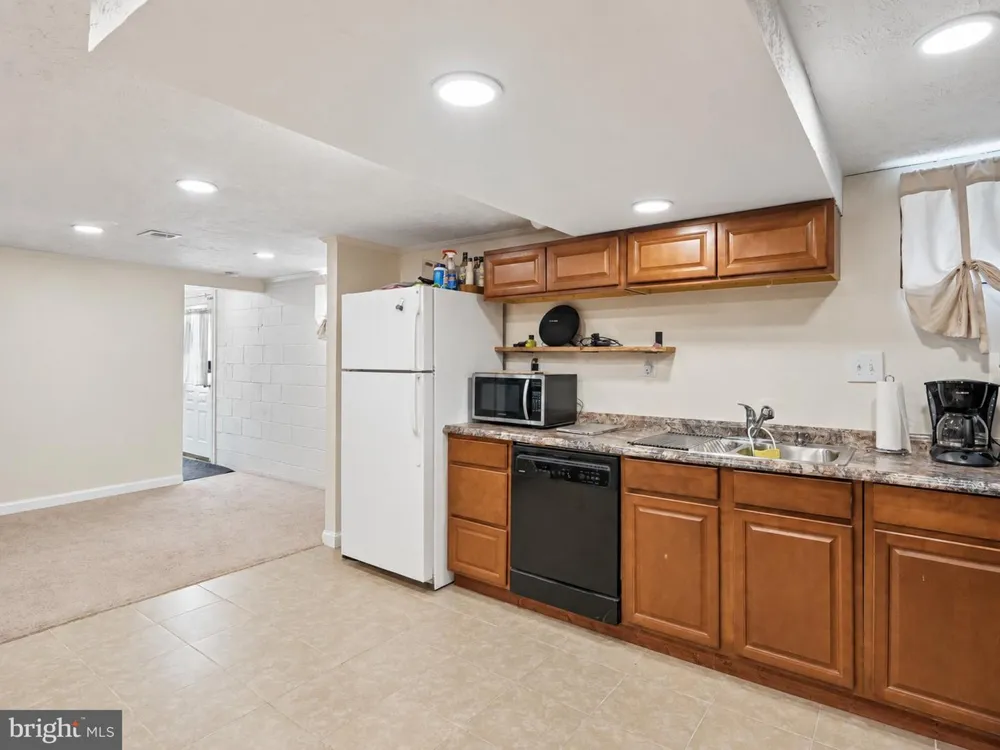7704 HURON DRIVE Gainesville, VA 20155