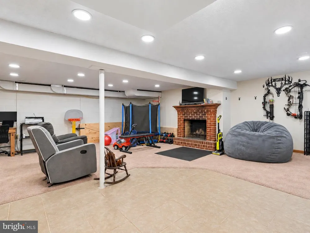 7704 HURON DRIVE Gainesville, VA 20155