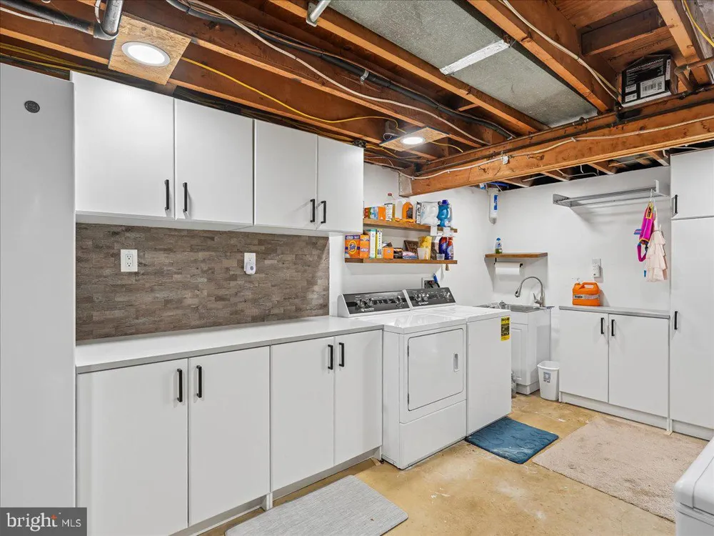 7704 HURON DRIVE Gainesville, VA 20155
