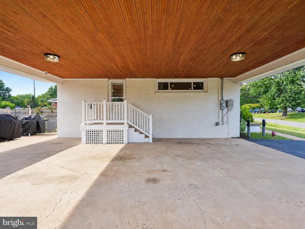 7704 HURON DRIVE Gainesville, VA 20155