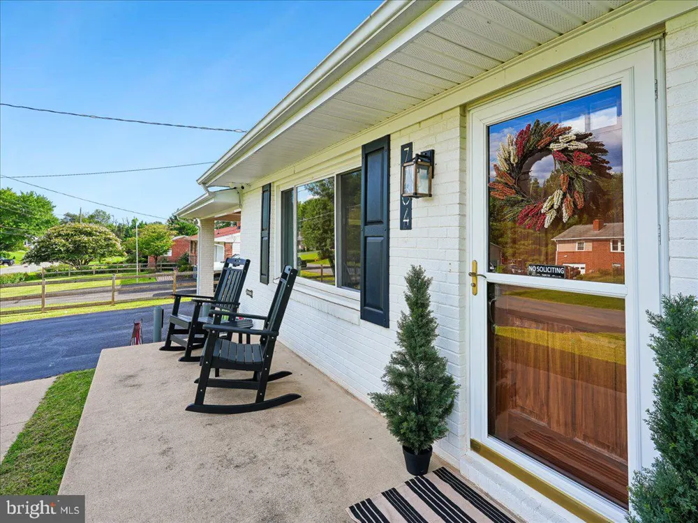 7704 HURON DRIVE Gainesville, VA 20155