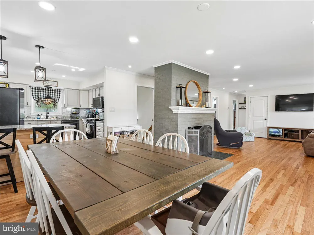 7704 HURON DRIVE Gainesville, VA 20155