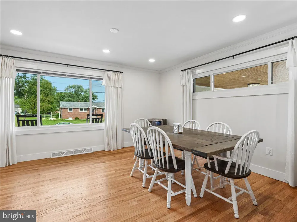 7704 HURON DRIVE Gainesville, VA 20155