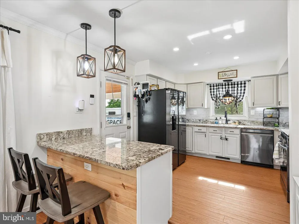 7704 HURON DRIVE Gainesville, VA 20155