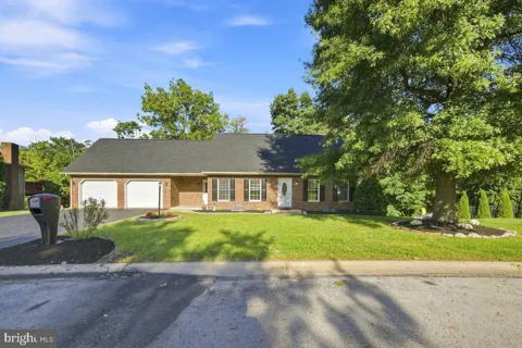 933 REDWOOD LANE
