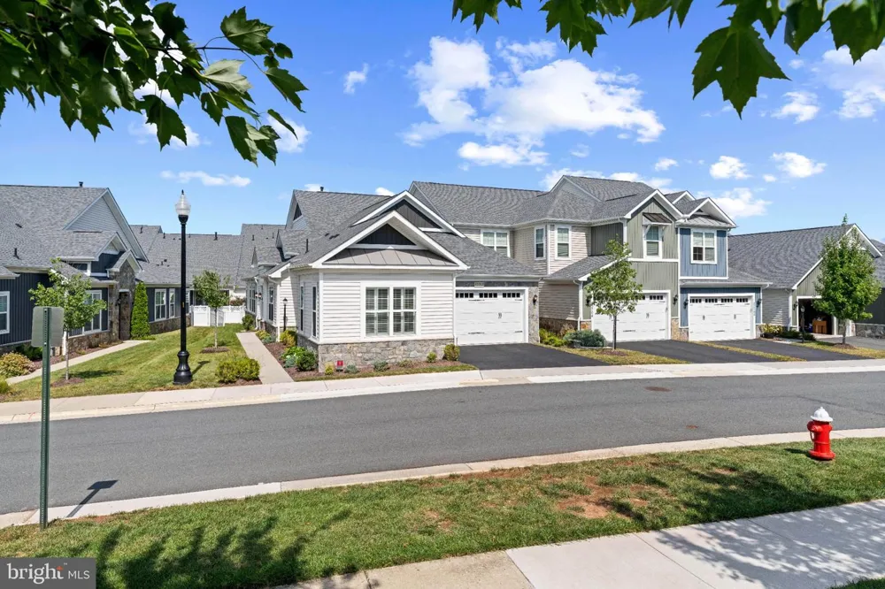 23702 SEPTEMBER SUN SQUARE Ashburn, VA 20148
