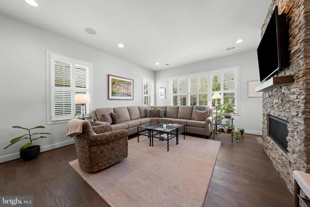 23702 SEPTEMBER SUN SQUARE Ashburn, VA 20148