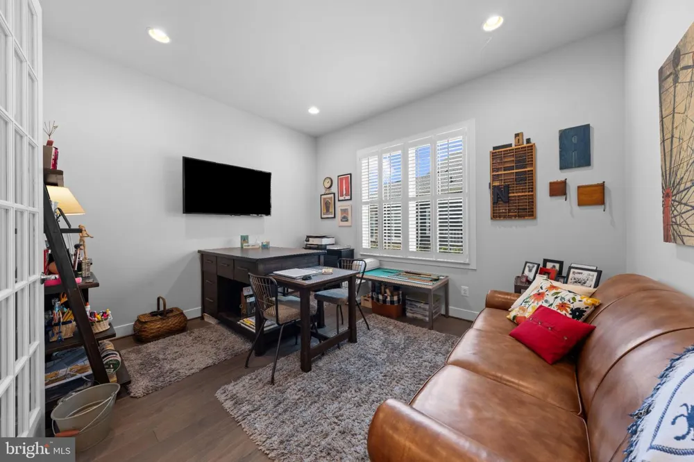 23702 SEPTEMBER SUN SQUARE Ashburn, VA 20148