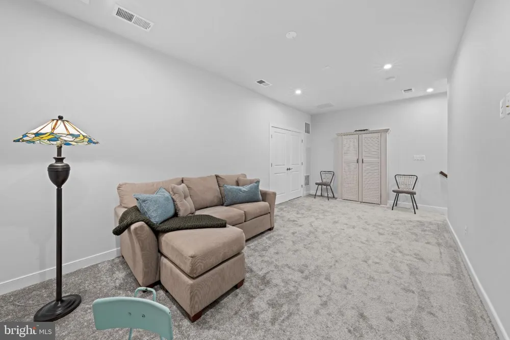 23702 SEPTEMBER SUN SQUARE Ashburn, VA 20148