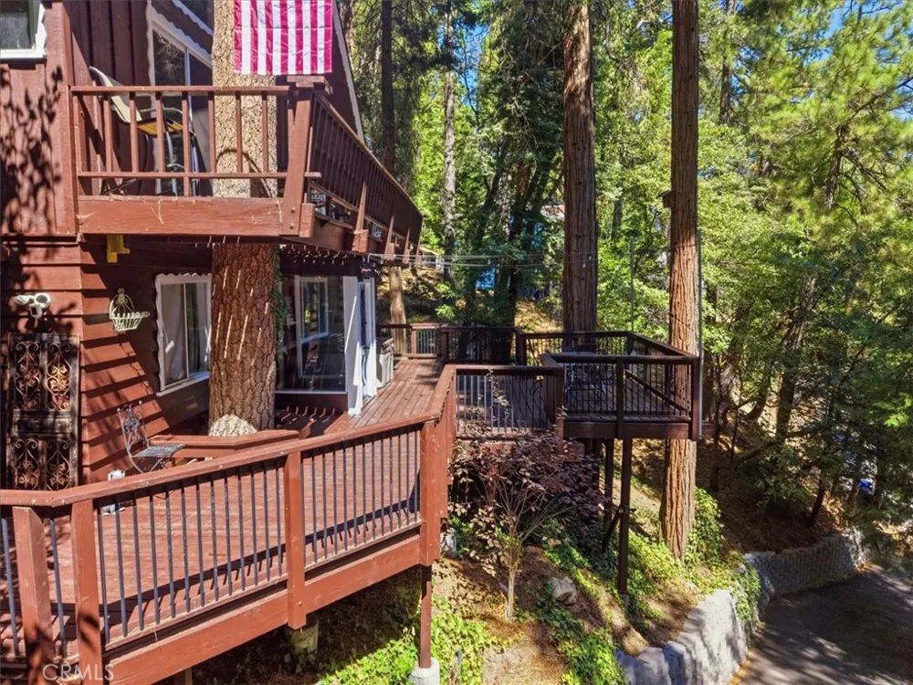 1044 Lausanne Crestline, CA 92325