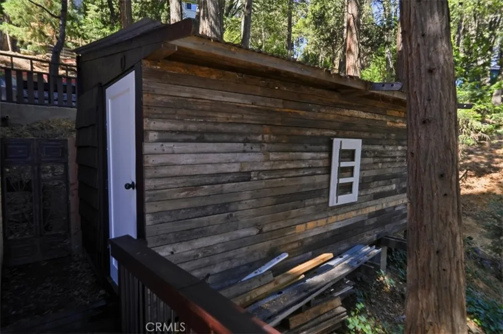 1044 Lausanne Crestline, CA 92325