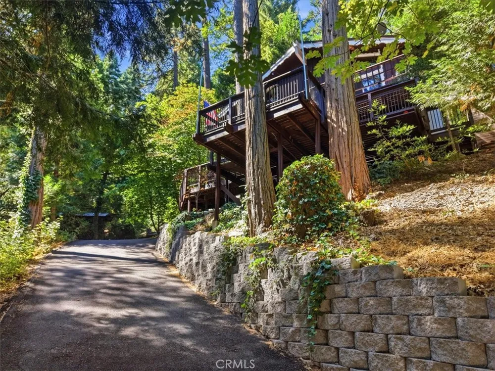 1044 Lausanne Crestline, CA 92325