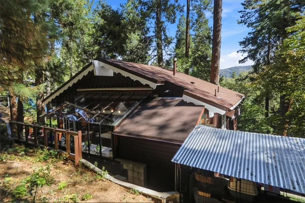 1044 Lausanne Crestline, CA 92325
