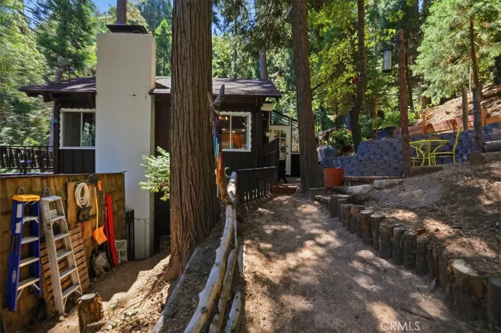 1044 Lausanne Crestline, CA 92325
