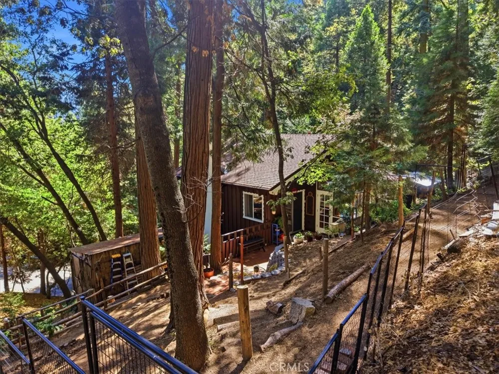 1044 Lausanne Crestline, CA 92325