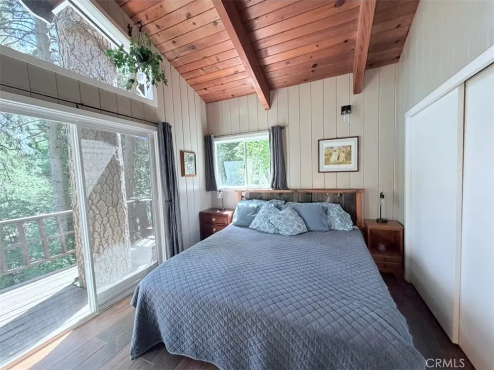 1044 Lausanne Crestline, CA 92325