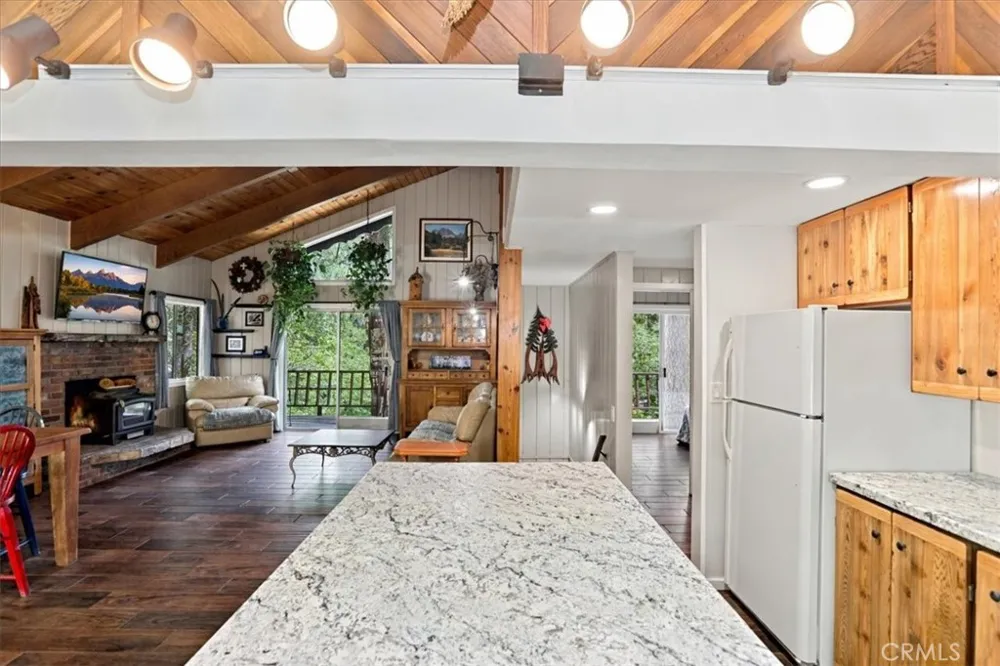 1044 Lausanne Crestline, CA 92325