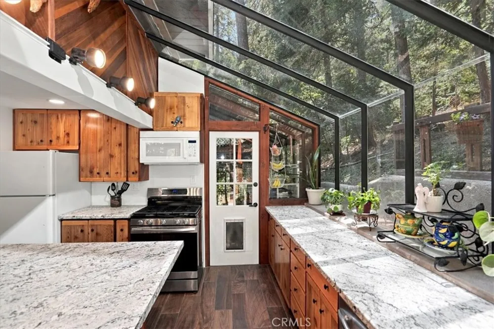 1044 Lausanne Crestline, CA 92325