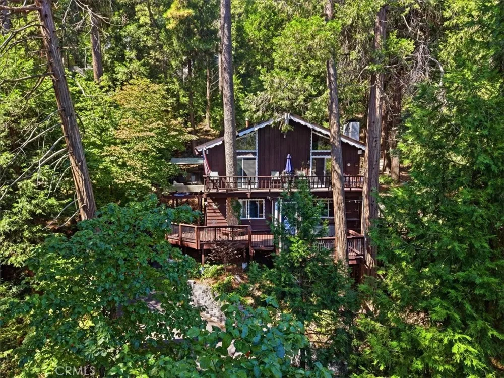 1044 Lausanne Crestline, CA 92325
