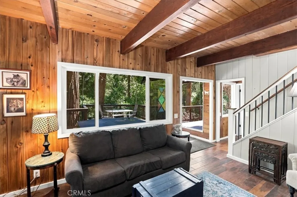 1044 Lausanne Crestline, CA 92325