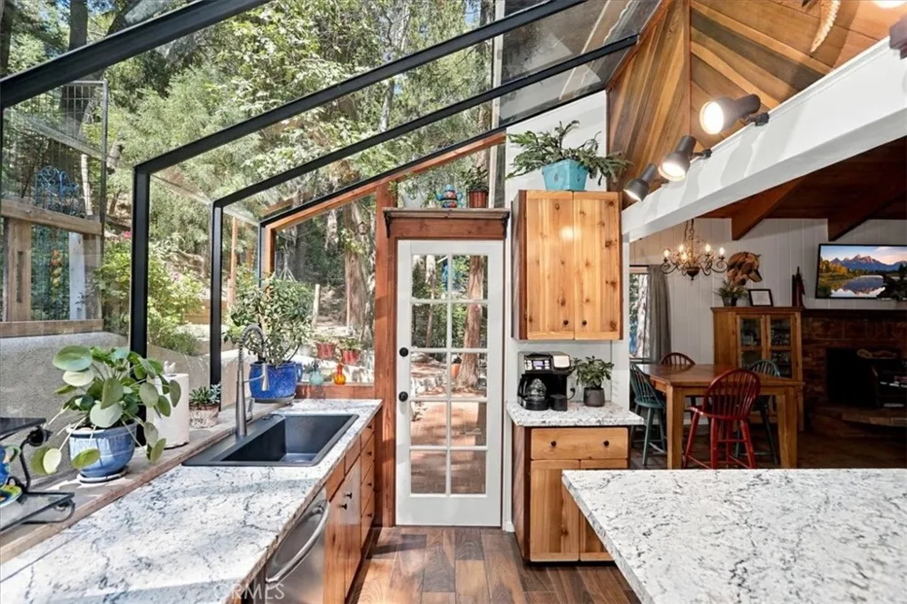 1044 Lausanne Crestline, CA 92325