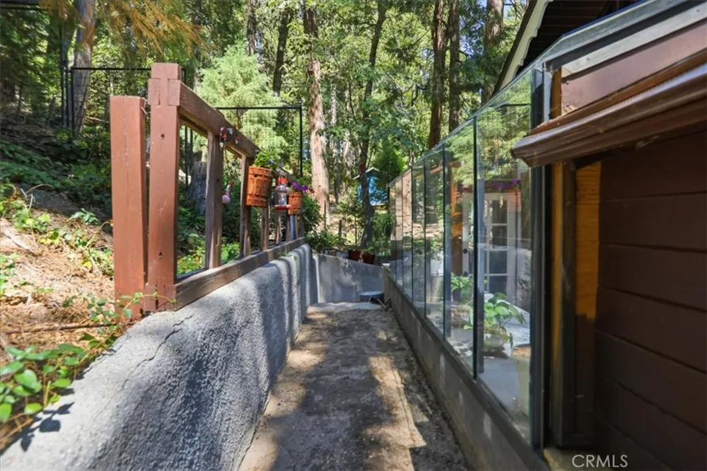 1044 Lausanne Crestline, CA 92325