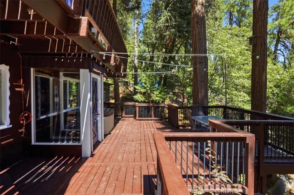 1044 Lausanne Crestline, CA 92325