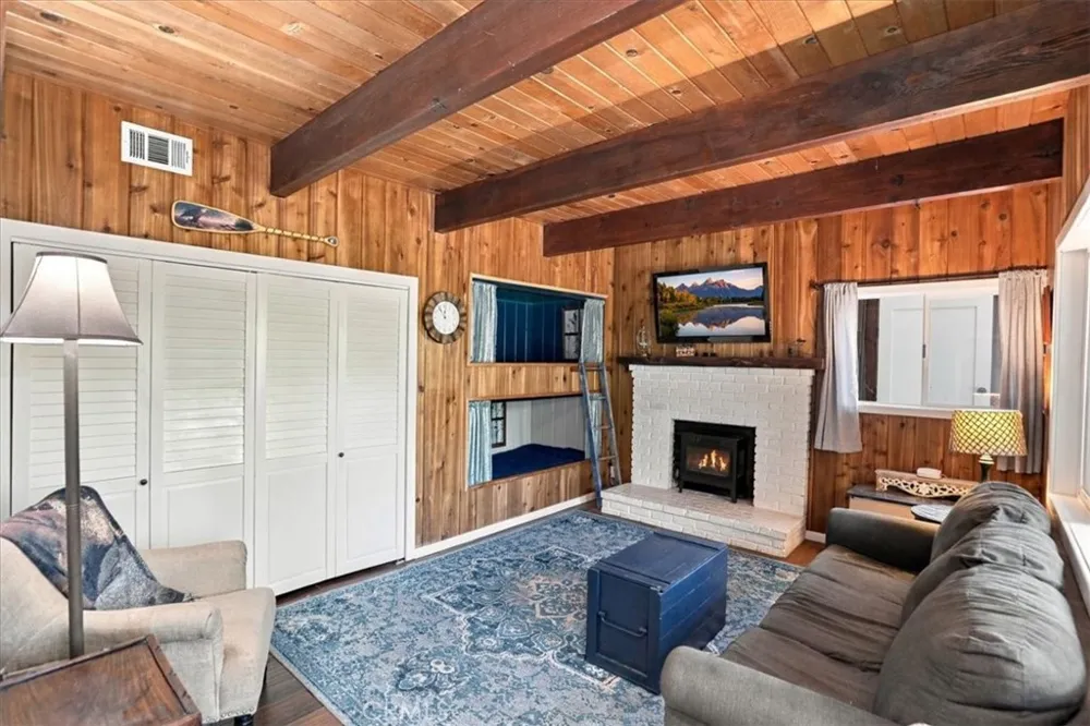 1044 Lausanne Crestline, CA 92325