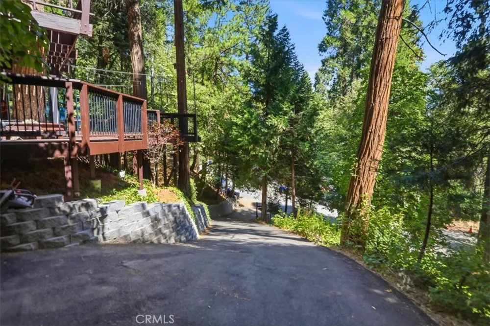 1044 Lausanne Crestline, CA 92325