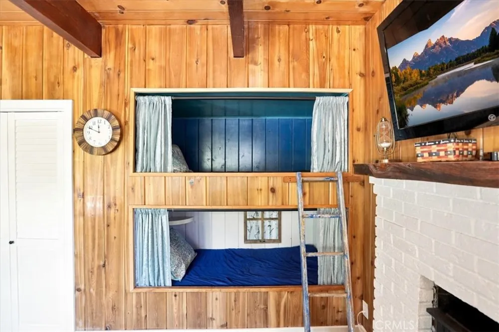 1044 Lausanne Crestline, CA 92325