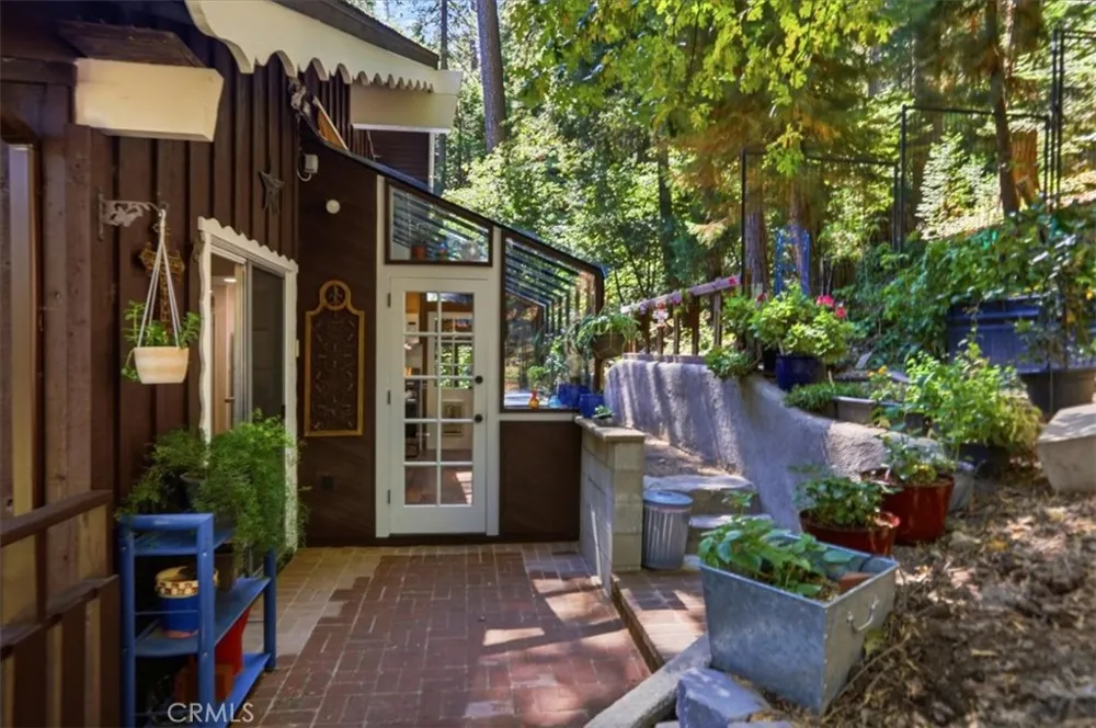 1044 Lausanne Crestline, CA 92325