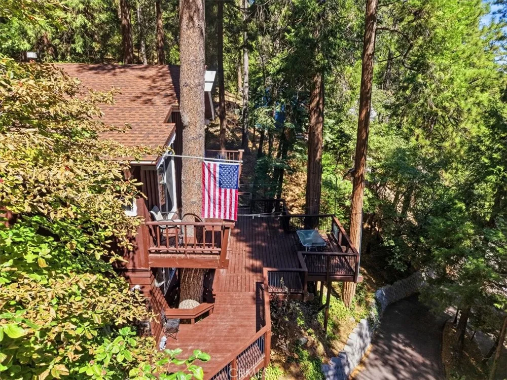1044 Lausanne Crestline, CA 92325