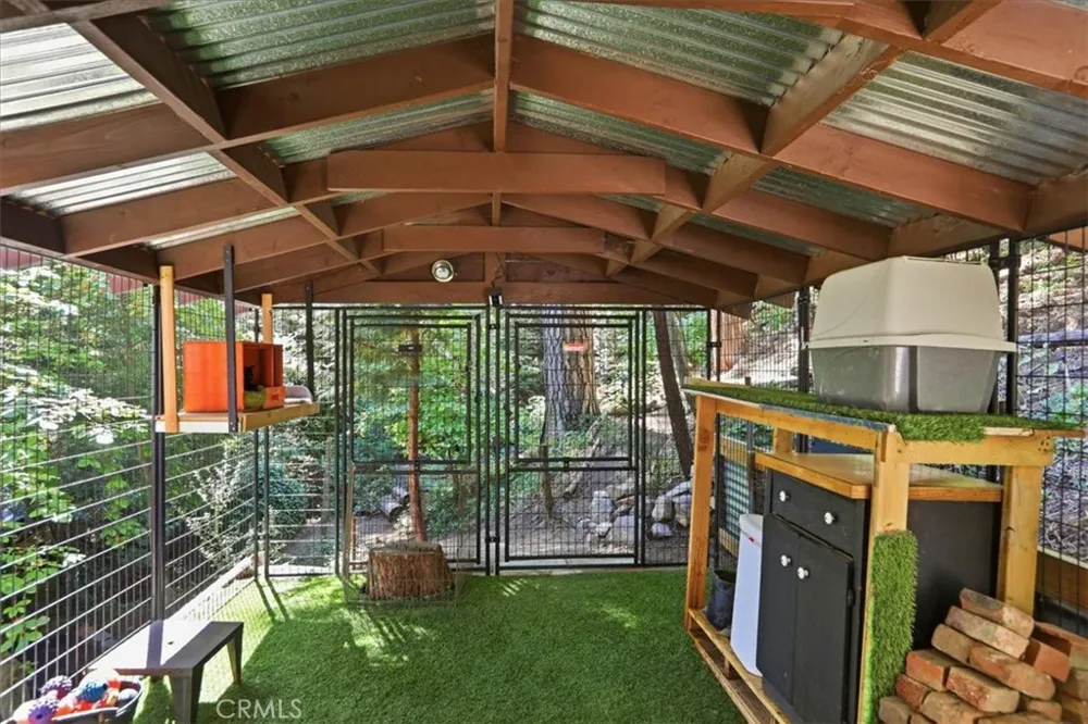 1044 Lausanne Crestline, CA 92325