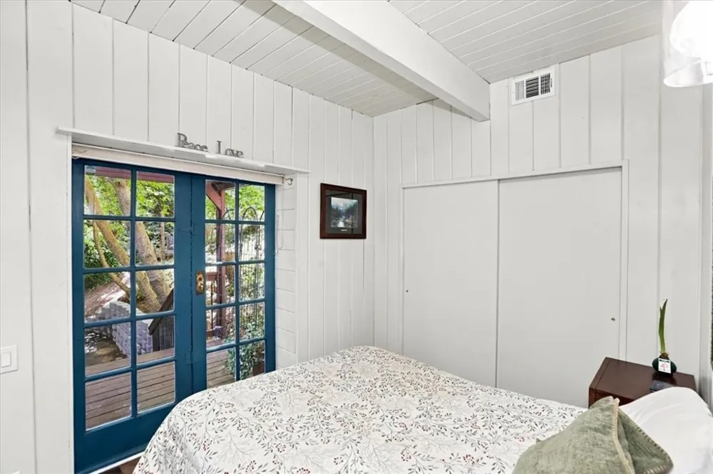 1044 Lausanne Crestline, CA 92325
