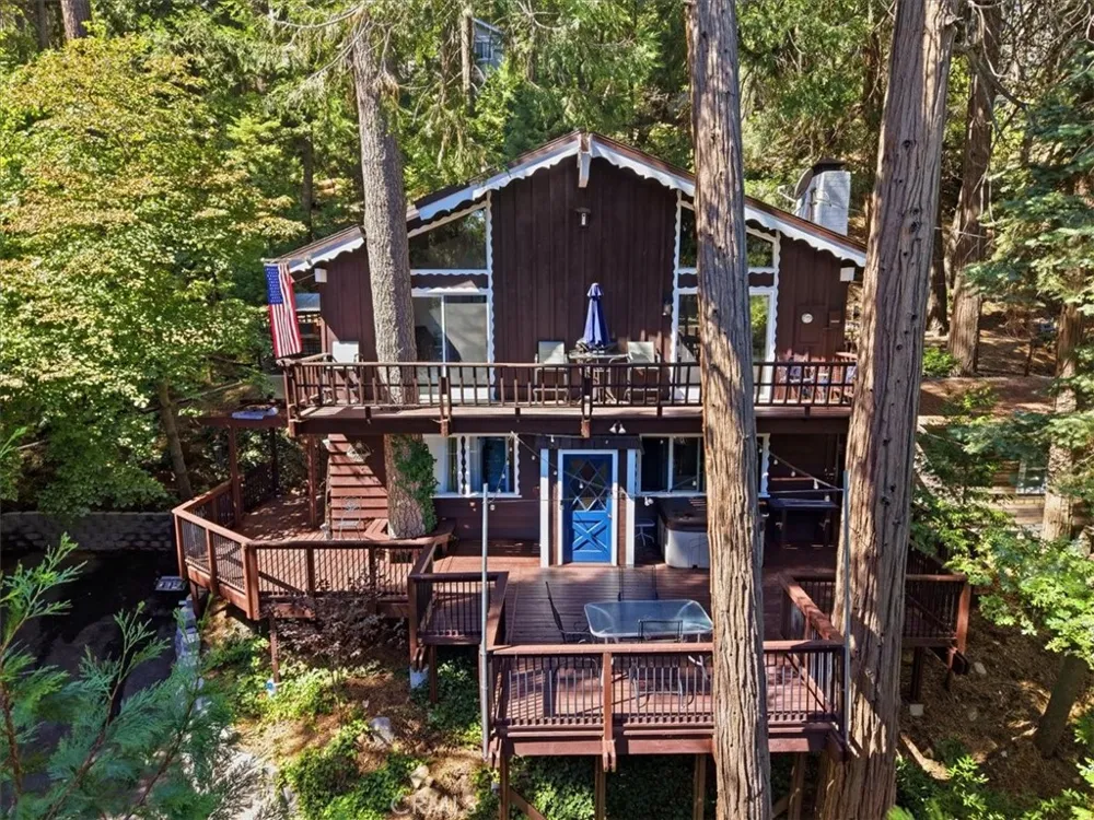 1044 Lausanne Crestline, CA 92325