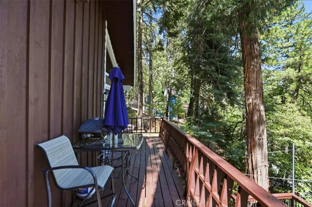 1044 Lausanne Crestline, CA 92325