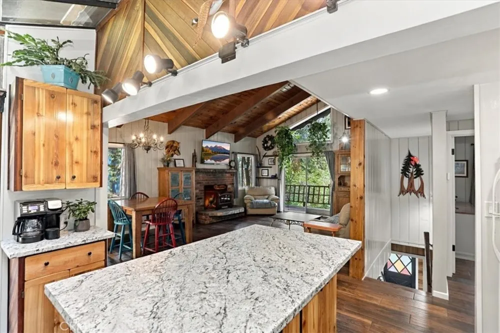 1044 Lausanne Crestline, CA 92325