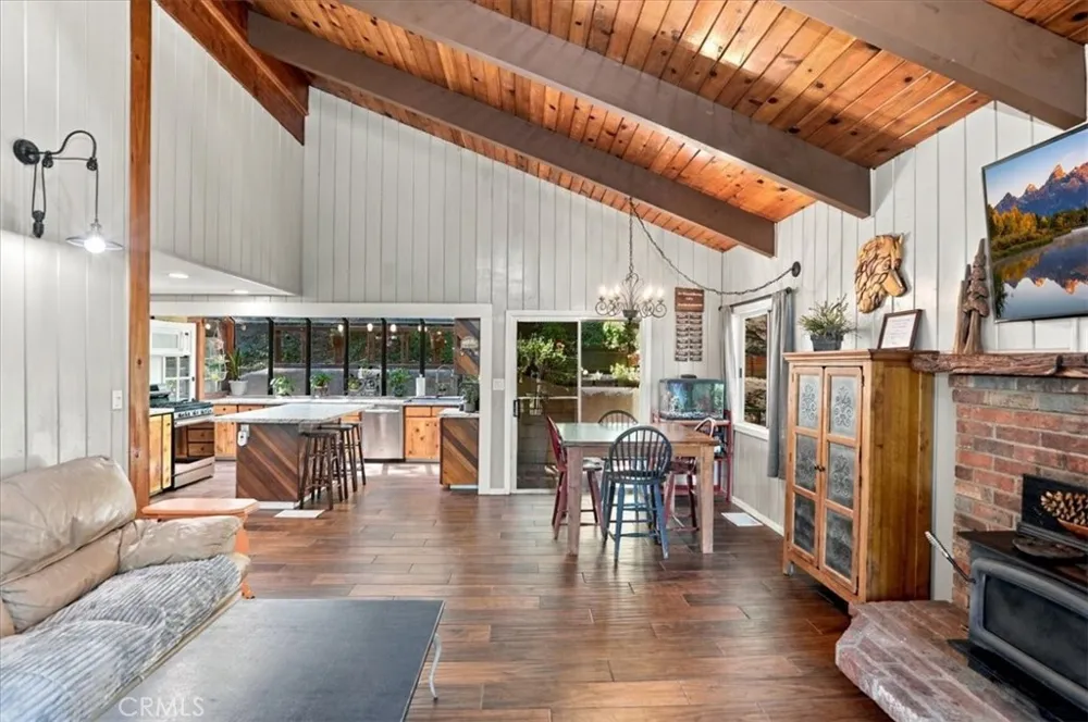 1044 Lausanne Crestline, CA 92325