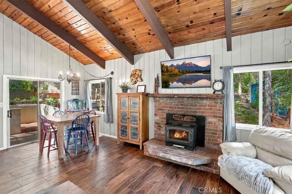1044 Lausanne Crestline, CA 92325