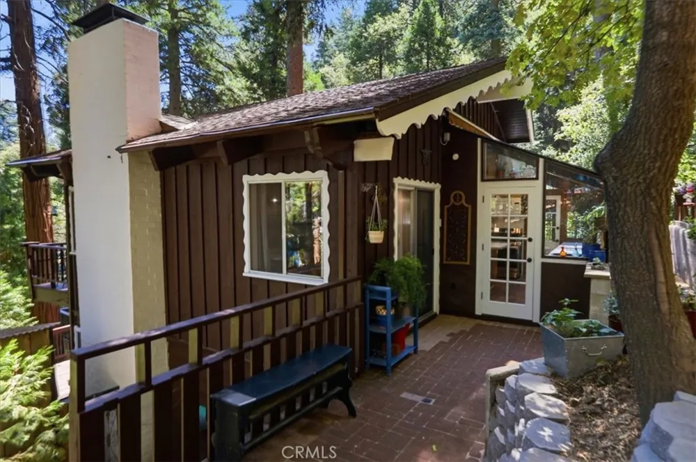 1044 Lausanne Crestline, CA 92325