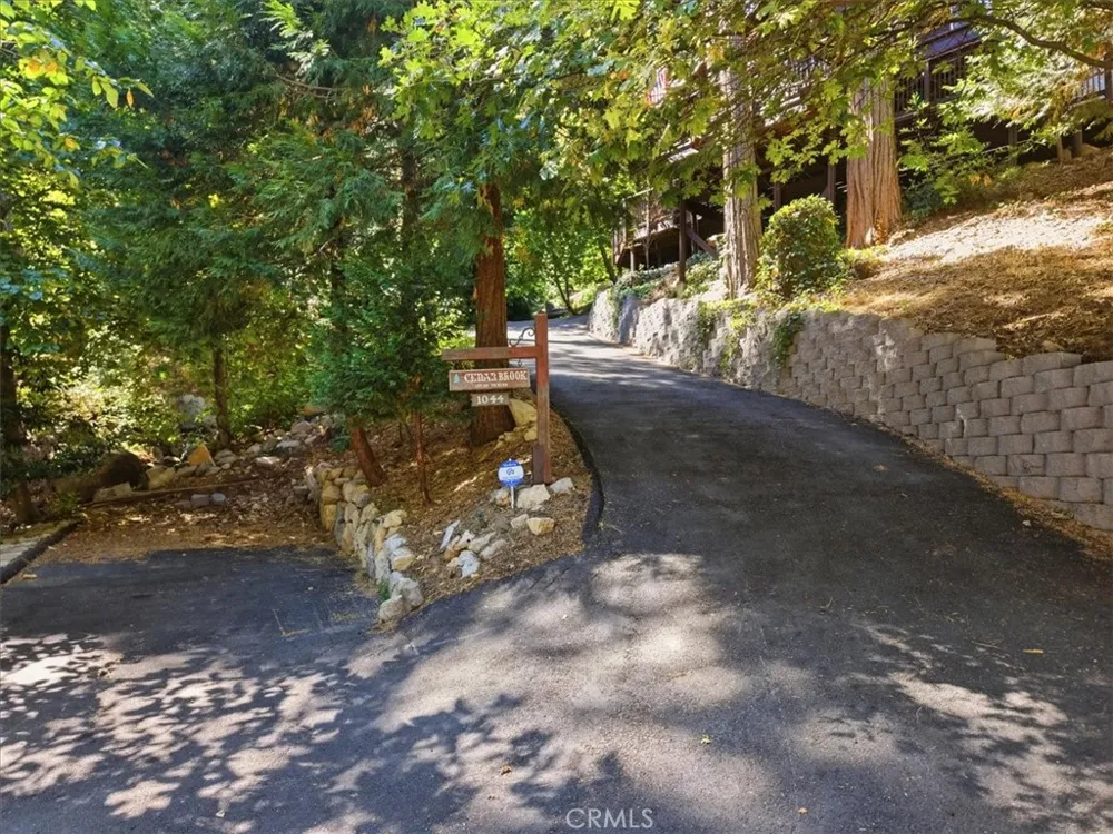 1044 Lausanne Crestline, CA 92325