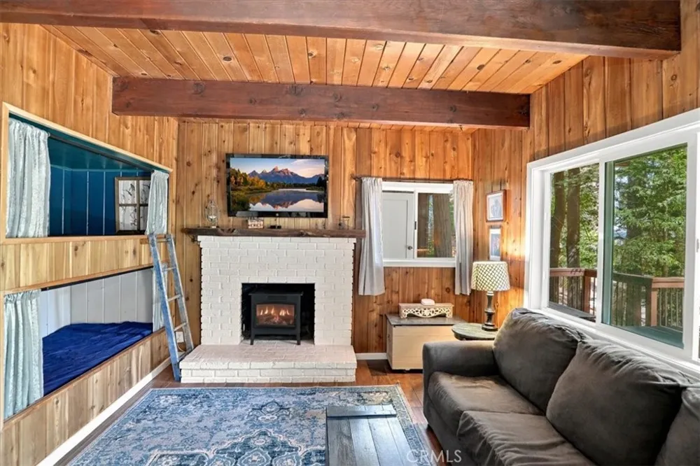 1044 Lausanne Crestline, CA 92325