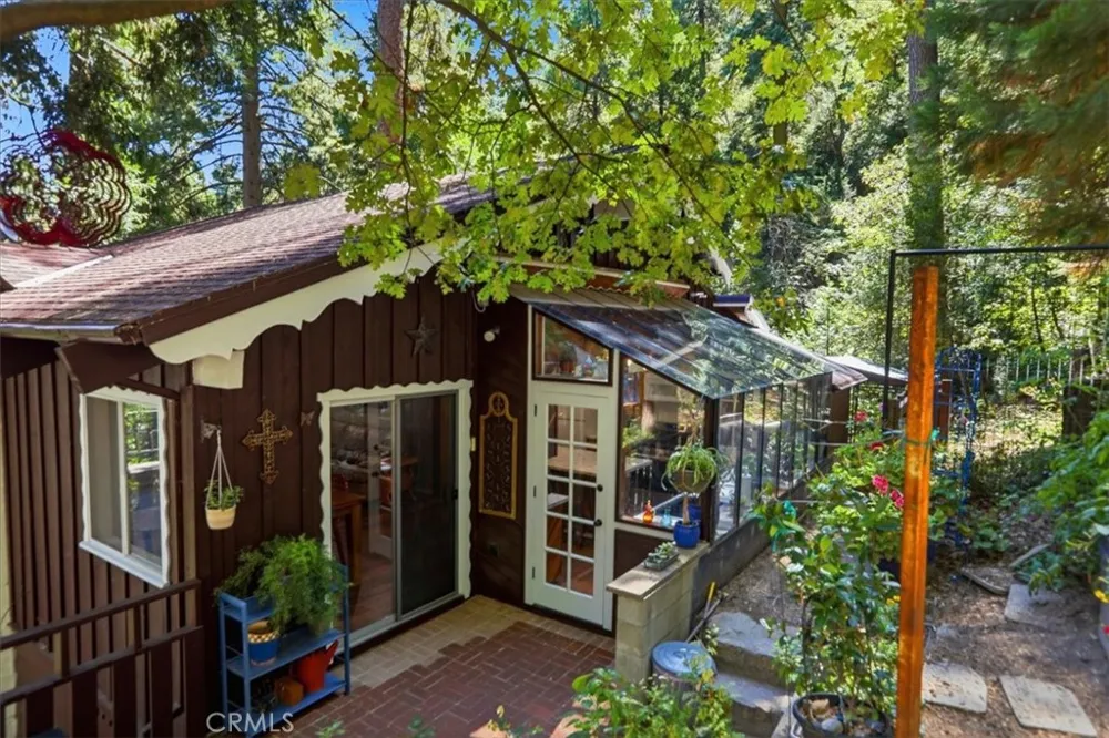 1044 Lausanne Crestline, CA 92325