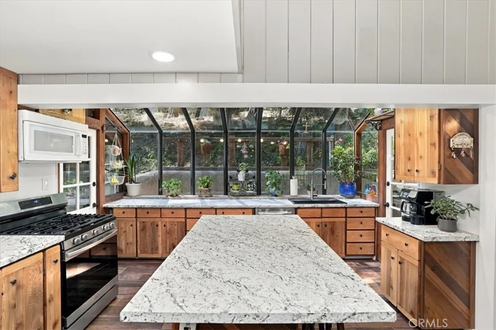 1044 Lausanne Crestline, CA 92325